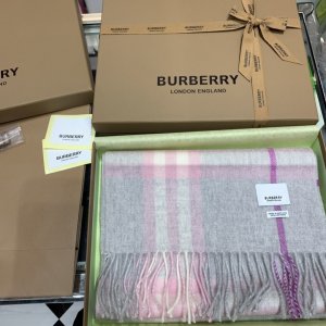 Burberry 柔软的触感带来极致的温暖和舒适 经典款围巾 30*168cm 100%羊绒