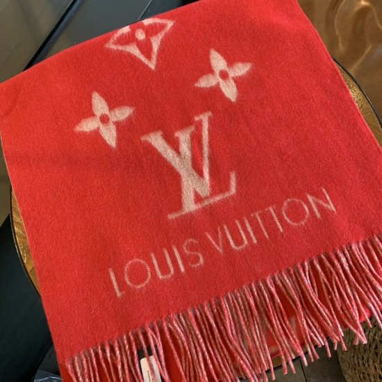 Louis Vuitton小披肩 每年年底专柜必定会断货 众明星同款 时尚界人手一条 小披肩 围巾 45*180cm 100%羊绒 小身材大作用 怎么时尚怎么用 绝对百搭款 - Click Image to Close