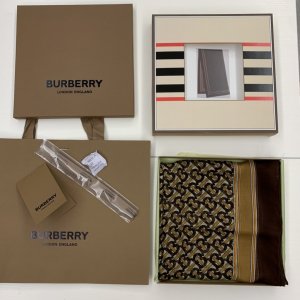 Burberry 专属标识长巾～棕色 100%真丝 200*100cm 采用专属标识丝质雪纺面料打造，搭配纯色边缘与品牌徽标