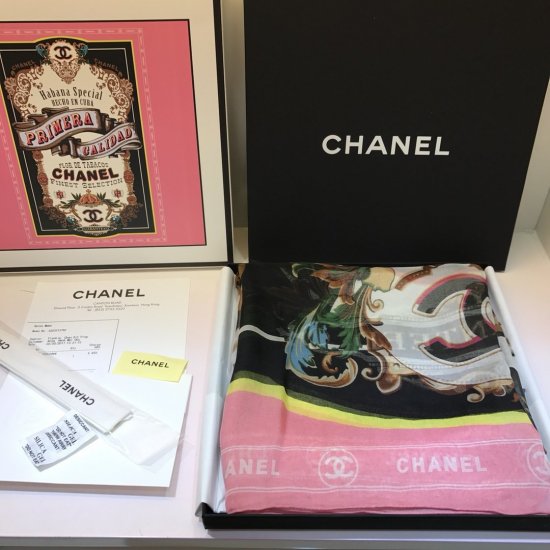 Chanel【浮雕长巾】早春新款古巴系列彩色丝巾处于热带的古巴是多彩的，热带水果的高饱和度成为香奈儿早春系列的主色调，令人目不暇接，更大尺寸更大规格，可做披肩围巾，防晒效果也不错。尺寸：135×195cm 面料:100%真丝 - Click Image to Close