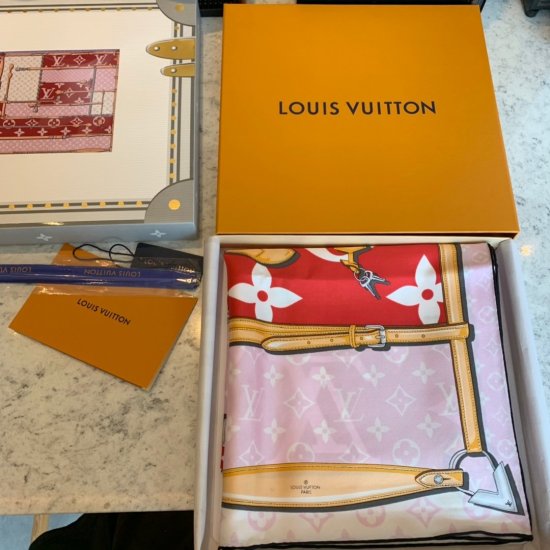 Louis Vuitton 吉米字母～玫红色 90*90cm 100%斜纹真丝 原单品质 - Click Image to Close