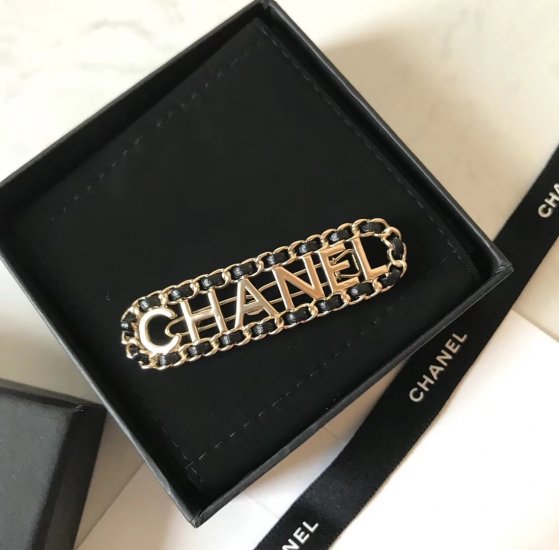 ChanelChanel 经典黑色穿皮 编织 黑色 链条字母发夹 热销款火爆上新 同步专柜正品开模款式简单大方别致超级适合夏天佩戴 超级百搭显脸瘦。 - Click Image to Close