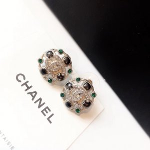 Chanel Chanel 绿色宝石珐琅水钻 经典双C 圆形 耳钉 采用进口原版一致材质搭配纯银针 经典耐看高贵气质