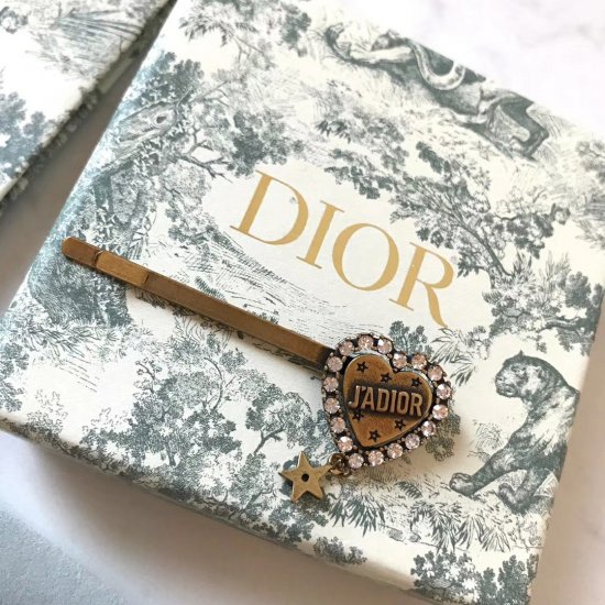 迪奥 火爆 Dior 热卖款 小仙女必备发夹 爱心复古水晶字母设计 小碎发不会撒脸上 还可以夹衣服上 完全不占地发哈哈哈 自留款 高品质 - Click Image to Close