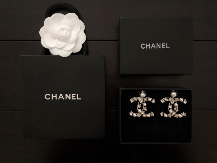 chanel 马眼钻耳吊 精工品质喜欢到无法言语的款 戴上效果超好 简单大方 设计精美 通体镶嵌 +珍珠点缀 - Click Image to Close