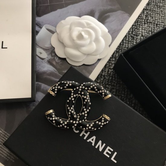 Chanel 秋冬黑色CC白钻胸针 - Click Image to Close