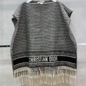 Dior 套头斗篷毛毯 搭配牛仔裤 帅气十足 70*150cm 经典的千鸟格元素 百搭时尚