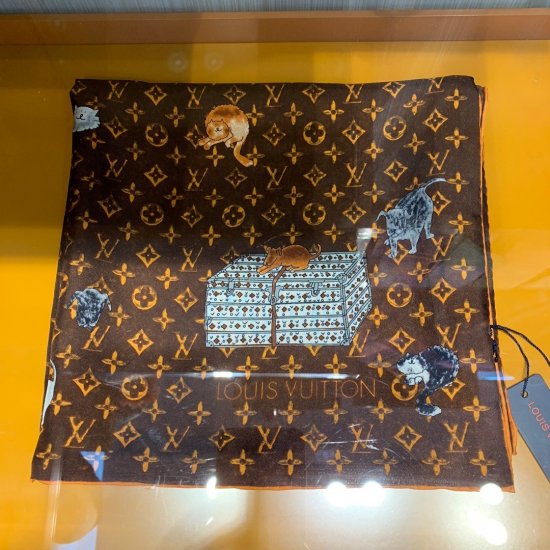 Louis Vuitton 猫狗方巾 110*110cm 100%斜纹真丝 经典的Monogram花纹与两位设计者的猫犬爱宠图案相结合，趣味十足 - Click Image to Close