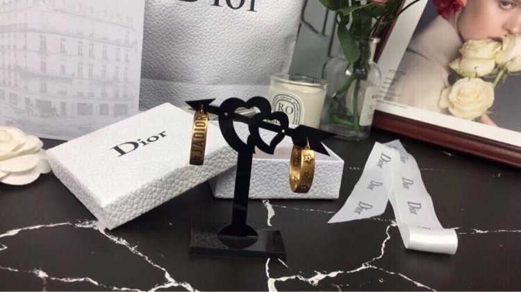 DIOR 迪奥复古字母CD耳环 个性 耳钉 独特设计复古风格 配浅金色年底了 各种场合婚礼搭配呈现美美的状态 高品质 代购级别 - Click Image to Close