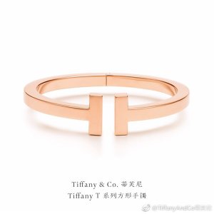 无钻手镯 简单的爱，只为爱得简单。TiffanyT# 系列摩登呈现。强烈极简的字母T线条，宛若独一无二的爱之印记，坚定诠释爱情中的简单与纯粹。任时光流逝，爱依然如初。 #BelieveInLove# 玫瑰金白金