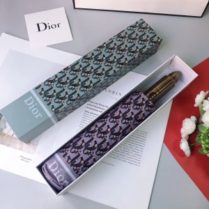 Dior 新型图案 子弹手柄最新火爆单品 简单方便 展现档次与品位 新涂层技术伞布 带来令人惊喜的遮光效果 让防晒及隔热性能更优保障