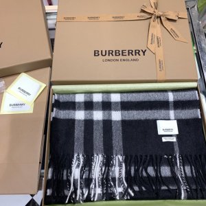 Burberry 柔软的触感带来极致的温暖和舒适 经典款围巾 30*168cm 100%羊绒