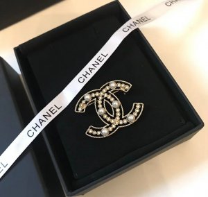 Chanel Chanel 香*儿 19 经典金色双C镶嵌珍珠水钻胸针；即优雅又时髦，原版黄铜一致，高端复刻，施华洛世奇珍珠小细节的做法，都很赞 ，时尚奢侈，性价比高