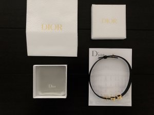 Dior 绝对爆款 CD+★皮绳2用款 既可以做双层手链 也可做项圈 一举两得 买到就是赚到 zp一样材质 黄铜真皮定制 logo 清晰可见 这款实物真的美翻了 预留了孔位可以调节长度