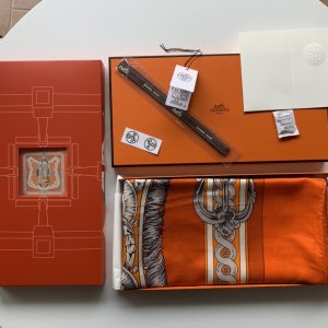 Hermes140披肩采用经典山羊绒和真丝混纺面料，柔软轻盈，佩戴方便，它是寒冷时分和微冷夜间的理想伴侣，为您提供呵护。 宫廷马具混搭～橙色 140*140cm，70%羊绒30%真丝，原单品质全套