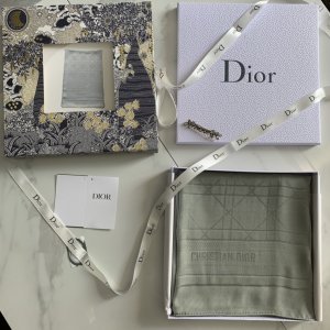 Dior 藤格纹长巾～灰色 采用藤格纹图案装饰，自 1947 年以来，Dior一直以此图案作为知性典雅的象征。70*200cm 100%真丝 原单品质