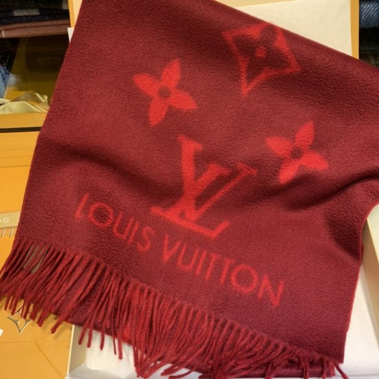 升级版羊绒～ 羊绒等级更高，更厚实，更柔软，更接近原版～ Louis Vuitton 红色 每年年底专柜必定会断货 众明星同款 时尚界人手一条 小披肩 围巾 45*180cm 100%羊绒 小身材大作用 怎么时尚怎么用 绝对百搭款 - Click Image to Close