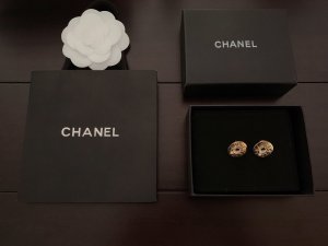 Chanel 蓝珠镂空字母圆耳坠 Zp材质 精工制作 无与伦比的奢华和视觉震撼 不用担心设计夸张 佩戴效果绝对美爆了 走秀爆款 这款真的不能错过 果断自留