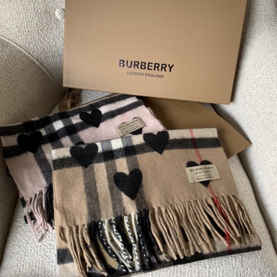 Burberry with love 系列 冬日臻爱献礼 为爱准备的 纯羊绒材质 抵御寒冷 柔软的触感 浓浓暖意来袭 精致的爱心图案设计 别致 专柜最新包装 送礼佳品 30*168cm - Click Image to Close