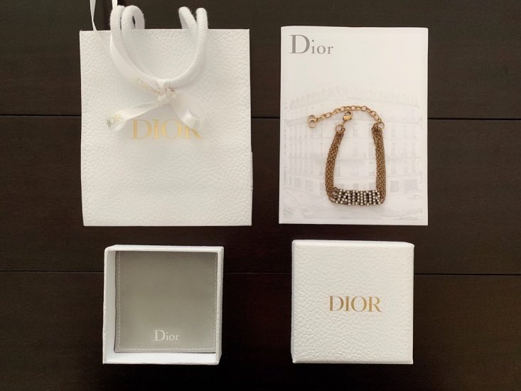 Dior 字母满钻手链 超美超仙超女神 这款设计真的太美太美了 先不说造型独特 光是配件做工就很重工 奢华有气质 简单的多层线条和字母的搭配 简直绝配 佩戴效果太美太美 绝对绝对绝对要入手 - Click Image to Close