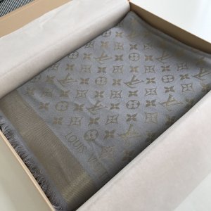 Louis Vuitton 银线大披肩 经典款式 永不过时 140*140cm 60%真丝40%羊毛