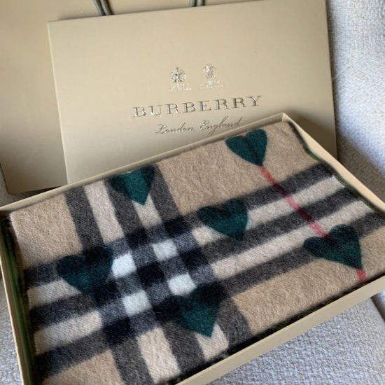 Burberry with love 系列 冬日臻爱献礼 为爱准备的 纯羊绒材质 抵御寒冷 柔软的触感 浓浓暖意来袭 精致的爱心图案设计 别致 专柜最新包装 送礼佳品 30*168cm - Click Image to Close