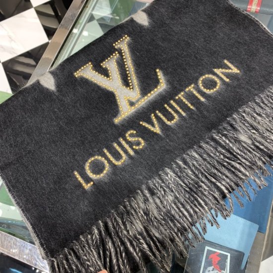 Louis Vuitton 饰钉披肩 45*180cm 100%羊绒 此款 Studdy Reykjavik 围巾融入了摇滚元素，为寒冷冬日带来摇滚韵律。柔软的羊绒面料上饰有大号 Monogram Flowers 和 LV 首字母织纹，搭配抛光饰钉装饰。质 - Click Image to Close