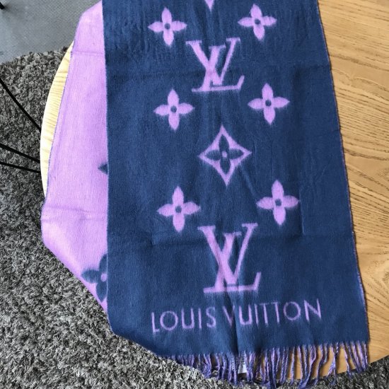 Louis Vuitton小披肩 每年年底专柜必定会断货 众明星同款 时尚界人手一条 小披肩 围巾 45*180cm 100%羊绒 小身材大作用 怎么时尚怎么用 绝对百搭款 - Click Image to Close