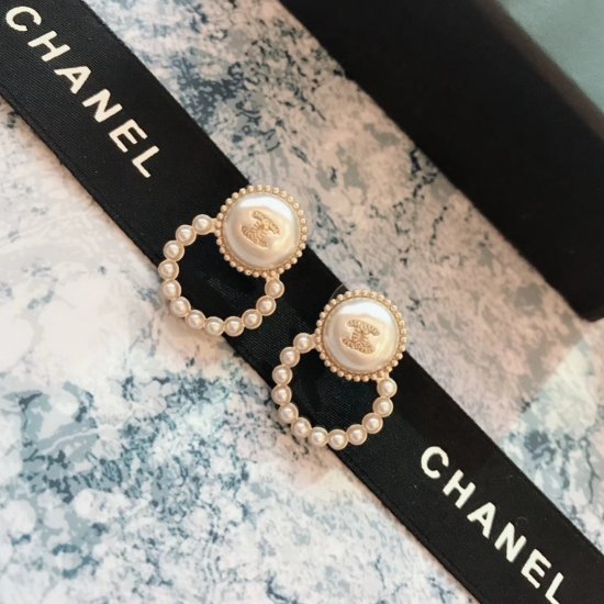 Chanel Chanel 珍珠 圆圈 耳钉 精致小巧 19年早春新品 独家首发 超美！正品一致黄铜材质 - Click Image to Close