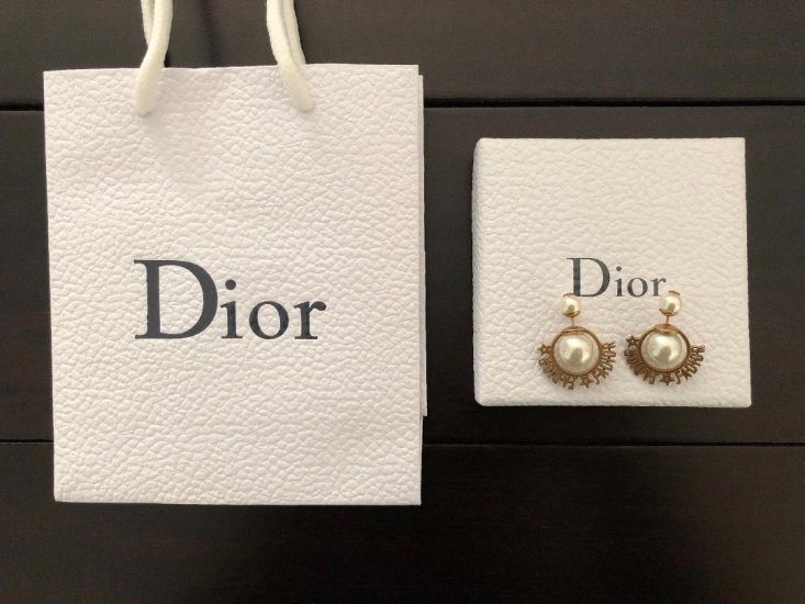 Dior 最 耳钉 经典大小珍珠耳钉 延续了以往大小珠系列的精髓 再加上标志性字母元素 整体搭配起来的效果 非常简约干练美得东西大家都喜欢 - Click Image to Close