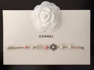 Chanel 限量版花朵手链 非常清新靓丽的一款 尺寸可以调节一比一定制 一致ZP黄铜材质 彩绘滴油设计 非常有质感 也是很少女的一款哦