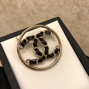 Chanel 18ss New 专柜同步上市这款超漂亮的，今年最任意搭配都好看又是一款必火的经典款代工品质 做工精细胸针，是最懂女人的饰物。那些倾注了全部心血去做自己的女人，往往更珍惜胸针的意义。香奈儿女士把胸针别在帽子上，并告诉那些模仿她的时髦女士们：[