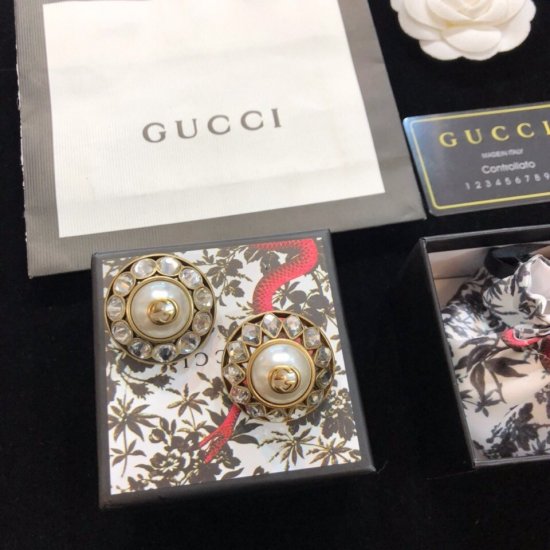 Gucci 耳钉18年专柜同步 镀钯复古金属耳钉 选几款心仪的首饰来点缀美美的你[爱心][爱心] 上拔草很久 、 古驰 Gucci 耳钉 高端定制 原版打造 上身超级好看，非常复古时尚的一款，Gucc!简直火爆整个时尚圈，宝宝们，一致正品925纯银耳针 黄 - Click Image to Close