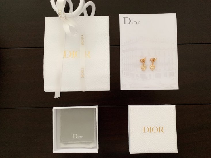 Dior CD+爱心耳钉 zp一样材质 黄铜水晶 logo 清晰可见 这款延续了Dior经典系列 集中时尚元素 时尚大牌 做工精良 这款真的必须要入手 佩戴效果超级赞 - Click Image to Close