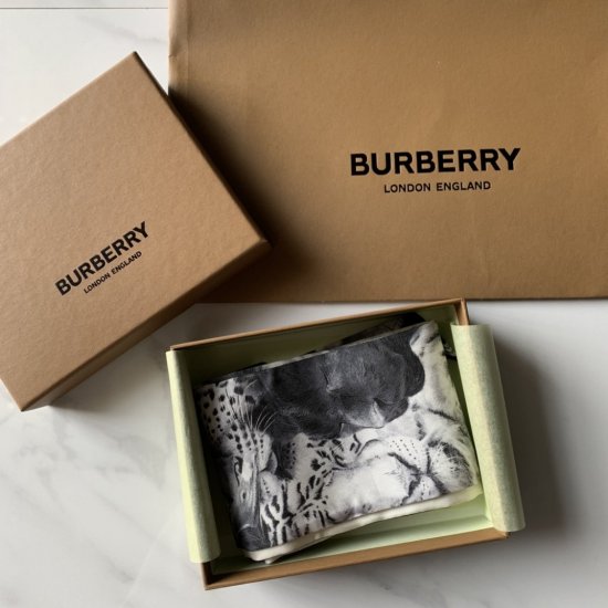 Burberry 徽标印花动物长巾 180*8cm 100%斜纹真丝 丝质斜纹围巾，印有经数码工艺打造的梦景印花，展现沉睡的镶拼动物图案，反面装饰品牌徽标。 - Click Image to Close