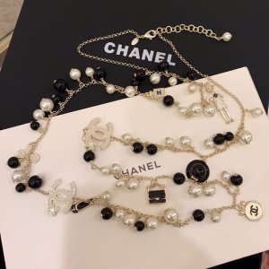 Chanel 四季百搭 Chanel 奢侈 珍珠 长链 毛衣链 原单狠货进出专柜无压力代购级别 香奈儿经典款珍珠毛衣链，美呀，绝对是长链入门必备款，推荐指数5星我们采用环保珠子！原单