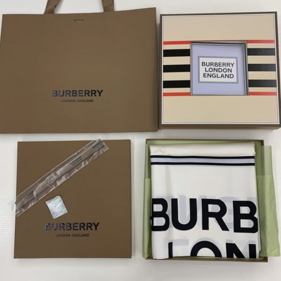 Burberry 徽标印花～香草色 意大利精纺丝质斜纹围巾，融入丝网印花技术，装饰品牌徽标 90*90cm 100%斜纹真丝 原单品质 - Click Image to Close