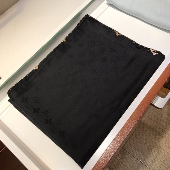 Louis Vuitton 花皇冠方巾 142*142cm 60%真丝 40%羊毛 富有金属光泽的花卉装饰，此款非凡披肩可与本季皮具、腰带、太阳眼镜以及鞋履完美搭配。适合全天佩戴，在设计与工艺上尽显路易威登的不同凡响。 - Click Image to Close