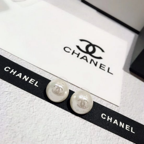 Chanel 19新年 经典水钻cc白色珍珠圆形耳钉 精选正品一致材质搭配纯银针 防过敏不褪色 - Click Image to Close