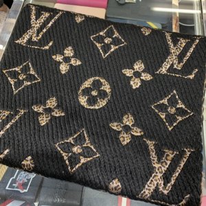 Louis Vuitton 豹纹羊毛长巾 40*175cm 74%羊毛26%真丝 大幅软羊毛铺陈底料，运用提花工艺织就欧根纱，以动物印花呈现 Monogram Giant 图案，为经典设计演绎潮流焕新。