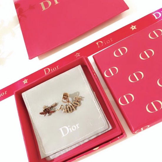 Dior 迪奥 复古金属CD不对称小蜜蜂耳钉 专柜一致黄铜材质复古做旧处理 经典耐看 无钻耳钉 低调奢华有内涵 S925银针 - Click Image to Close