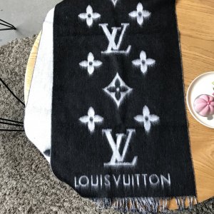 Louis Vuitton小披肩 每年年底专柜必定会断货 众明星同款 时尚界人手一条 小披肩 围巾 45*180cm 100%羊绒 小身材大作用 怎么时尚怎么用 绝对百搭款