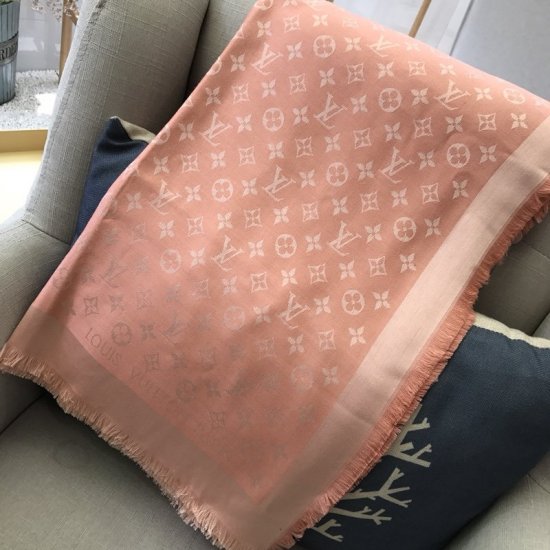 Louis Vuitton 原单好货 140*140cm 整体印有monogram 图案 少有的经典之作 60%真丝 40%羊毛 赋予这款细腻柔软的手感 素色字母～深粉 - Click Image to Close