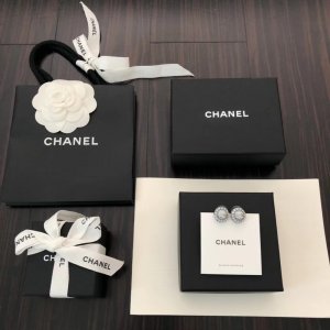 Chanel 半球满钻耳钉 这款真的超喜欢 做工超级复杂 颜色搭配非常漂亮 低调奢华 日常佩戴非常合适 名媛范十足 佩戴效果赞