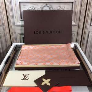 Louis Vuitton 原单好货 140*140cm 整体印有monogram 图案 少有的经典之作 60%真丝 40%羊毛 赋予这款细腻柔软的手感 字母提花～橙色