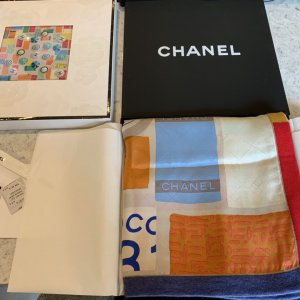 Chanel COCO 3号 米色 110*110cm 100%真丝 暗纹提花 独特的包边设计 原单品质