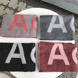 Acne Studios 最新火爆街拍款 极简的设计，简简单单的logo点缀 两面均可使用 100%羊毛 50*220cm 专柜一致的锁边线 每道工艺都力求精益求精