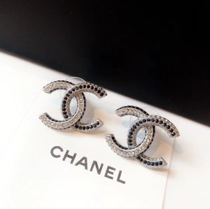 Chanel Chanel 经典款 黑白钻双C耳钉 精选原版一致材质搭配纯银针 超美 我最喜欢的一对！！推荐推荐 真的很百搭