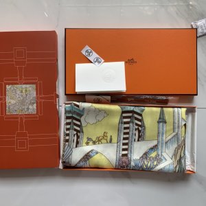 Hermes140披肩采用经典山羊绒和真丝混纺面料，柔软轻盈，佩戴方便，它是寒冷时分和微冷夜间的理想伴侣，为您提供呵护。 宇宙图志～黄色，140*140cm，70%羊绒30%真丝，原单品质