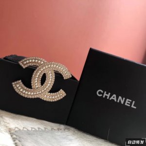 Chanel Chanel 2019年秋冬新品 双排钻珍珠镶嵌双C胸针 经典百搭日常必备 冬天人手必备胸针 推荐款代购级别原版一致材质一致水晶钻 美翻了